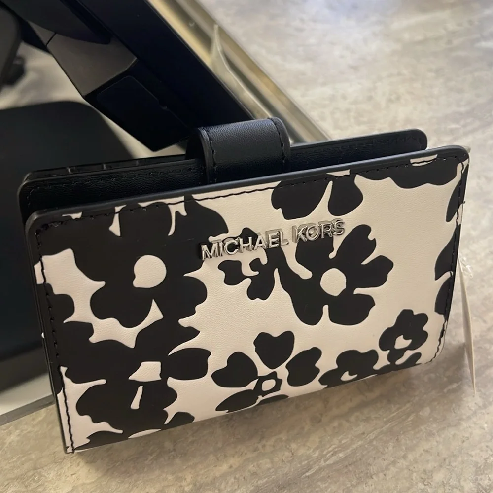 Michael Kors Jet Set Medium Floral Print Bi-Fold Wallet
Black
NWT - Picture 12 of 16